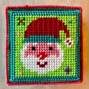 NEW Vintage (6) Handmade Yarn & plastic Christmas Needlepoint Coasters in Holder